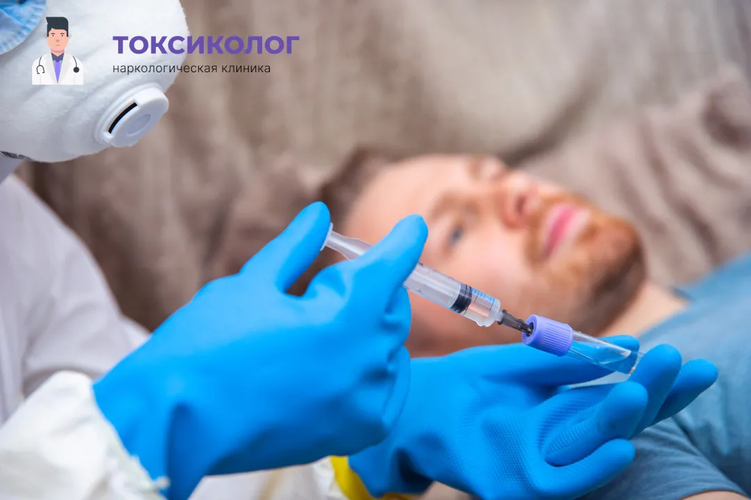 Врач берет анализы в процессе процедуры «Снятие ломки в Братске»